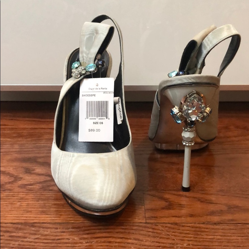 Oscar de la renta embellished pump
